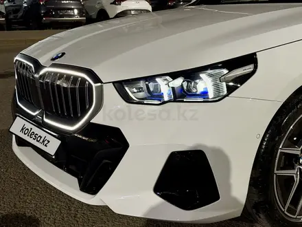 BMW 520 2024 года за 32 000 000 тг. в Астана – фото 13