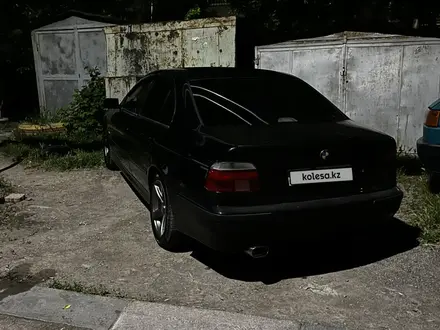 BMW 528 1999 года за 2 700 000 тг. в Шымкент