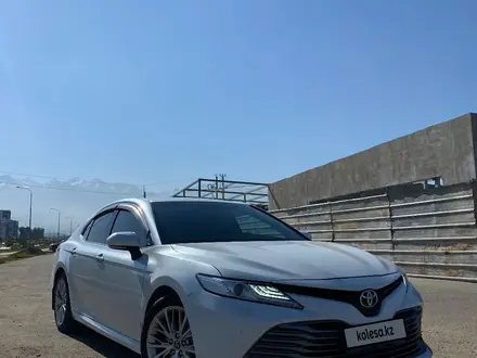 Toyota Camry 2018 года за 13 600 000 тг. в Алматы