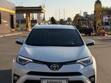 Toyota RAV4 2018 года за 10 200 000 тг. в Уральск