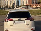 Toyota RAV4 2018 года за 10 200 000 тг. в Уральск – фото 4