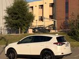 Toyota RAV4 2018 года за 10 200 000 тг. в Уральск – фото 3