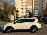 Toyota RAV4 2018 года за 10 200 000 тг. в Уральск – фото 2
