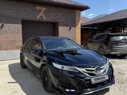 Toyota Camry 2023 года за 20 000 000 тг. в Атырау