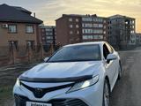 Toyota Camry 2021 года за 16 350 000 тг. в Уральск – фото 2