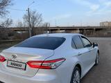 Toyota Camry 2021 года за 16 350 000 тг. в Уральск – фото 3