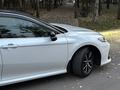 Toyota Camry 2021 года за 15 500 000 тг. в Алматы – фото 4