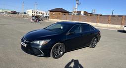 Toyota Camry 2017 года за 7 300 000 тг. в Атырау – фото 2