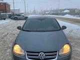 Volkswagen Jetta 2005 годаfor2 800 000 тг. в Актобе – фото 5