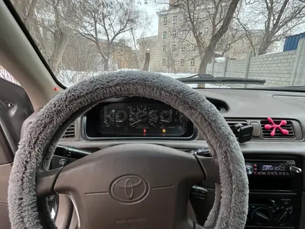 Toyota Camry 1999 года за 3 300 000 тг. в Усть-Каменогорск – фото 2