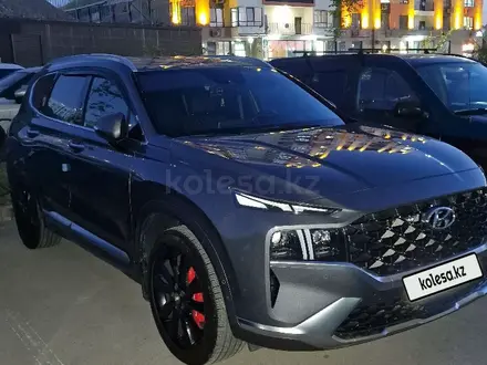 Hyundai Santa Fe 2021 года за 18 000 000 тг. в Алматы
