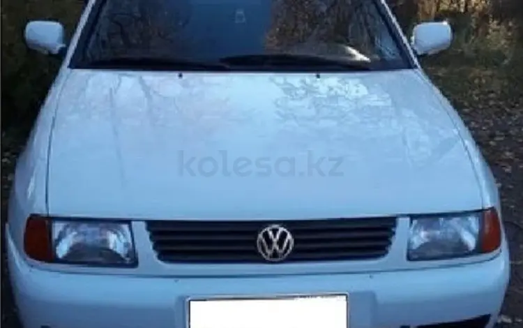 Стекло фары VW Volkswagen POLO за 6 000 тг. в Актобе