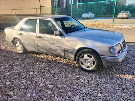 Mercedes-Benz E 220 1994 года за 2 500 000 тг. в Туркестан – фото 2