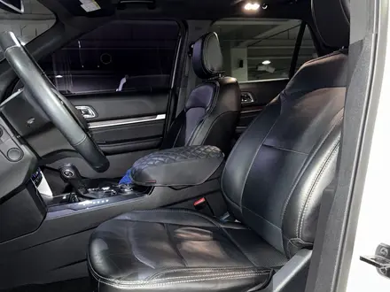 Ford Explorer 2018 года за 12 400 000 тг. в Алматы – фото 14