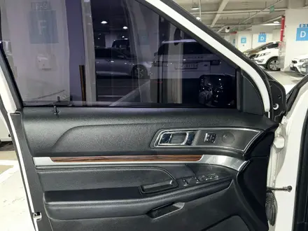 Ford Explorer 2018 года за 12 400 000 тг. в Алматы – фото 25