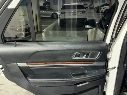 Ford Explorer 2018 года за 12 400 000 тг. в Алматы – фото 26