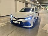 Toyota Camry 2021 года за 14 500 000 тг. в Алматы – фото 2