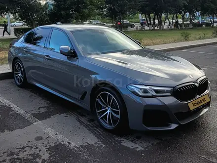 BMW 520 2022 года за 24 600 000 тг. в Астана – фото 2