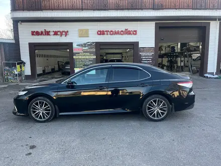Toyota Camry 2021 года за 16 500 000 тг. в Тараз – фото 2
