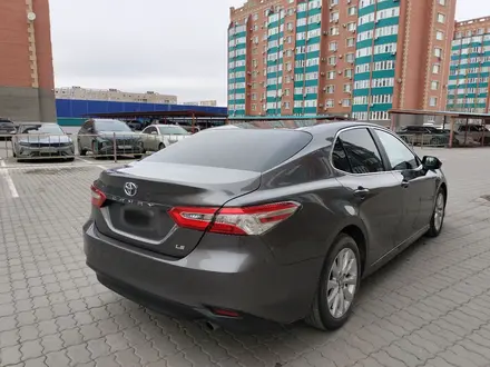 Toyota Camry 2018 года за 9 000 000 тг. в Актобе – фото 9