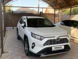 Toyota RAV4 2021 года за 16 600 000 тг. в Алматы – фото 3