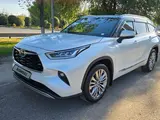 Toyota Highlander Luxe 2025 года за 32 800 000 тг. в Семей