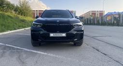 BMW X5 2022 года за 47 000 000 тг. в Алматы – фото 2