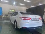 Toyota Camry 2018 года за 12 100 000 тг. в Костанай – фото 2