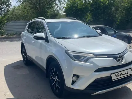 Toyota RAV4 2018 года за 11 000 000 тг. в Актобе