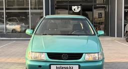 Volkswagen Polo 1997 года за 990 000 тг. в Алматы – фото 2