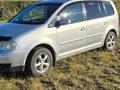 Volkswagen Touran 2003 года за 4 000 000 тг. в Петропавловск – фото 2