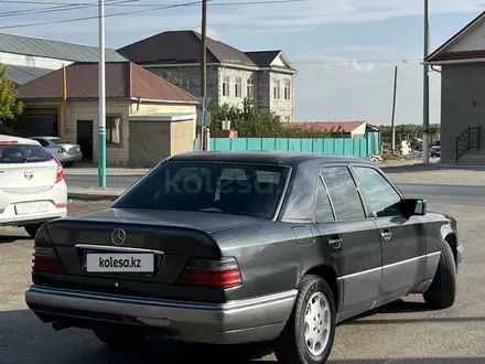 Mercedes-Benz E 220 1993 года за 2 100 000 тг. в Кызылорда – фото 4