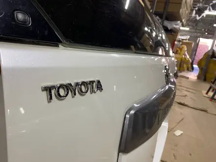 Крышка багажника Toyota LC Prado 150 2009-2023 ORIGINAL за 550 000 тг. в Алматы – фото 3