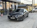 Lexus ES 300h 2022 года за 23 500 000 тг. в Шымкент – фото 2