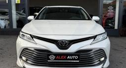 Toyota Camry 2021 года за 15 900 000 тг. в Шымкент – фото 2