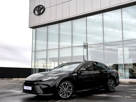 Toyota Camry Luxe eCVT 2026 года за 24 190 000 тг. в Шымкент