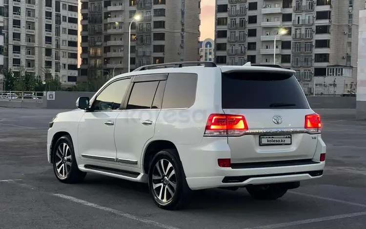 Toyota Land Cruiser 2017 года за 32 000 000 тг. в Шымкент