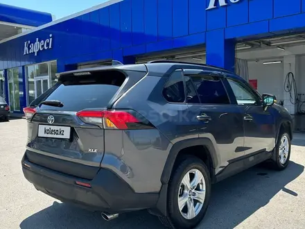 Toyota RAV4 2019 года за 13 300 000 тг. в Алматы – фото 2