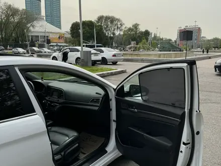 Hyundai Elantra 2018 года за 9 800 000 тг. в Алматы – фото 17
