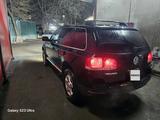 Volkswagen Touareg 2004 года за 5 200 000 тг. в Алматы – фото 5