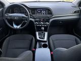 Hyundai Elantra 2019 годаfor8 600 000 тг. в Актобе – фото 5