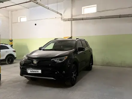 Toyota RAV4 2018 года за 14 300 000 тг. в Актау