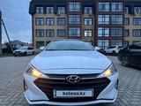 Hyundai Elantra 2019 года за 8 900 000 тг. в Уральск – фото 2
