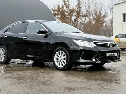 Toyota Camry 2017 года за 11 500 000 тг. в Актобе – фото 3