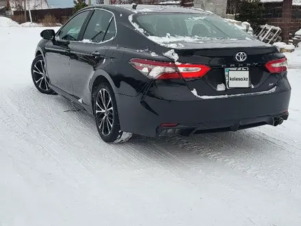 Toyota Camry 2018 года за 11 000 000 тг. в Астана – фото 2