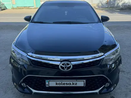 Toyota Camry 2017 года за 13 700 000 тг. в Актобе – фото 2