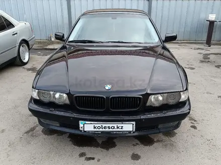 BMW 740 1998 года за 5 500 000 тг. в Алматы
