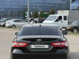 Toyota Camry 2021 года за 17 800 000 тг. в Алматы – фото 4