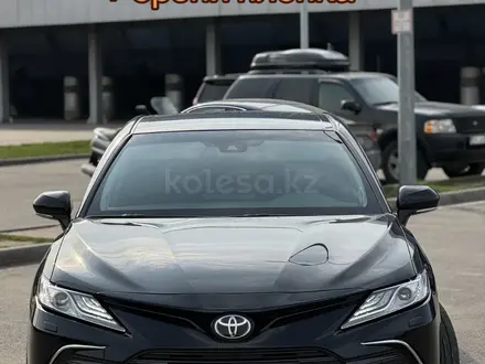 Toyota Camry 2021 года за 17 800 000 тг. в Алматы – фото 3
