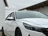 Hyundai Elantra 2023 года за 10 200 000 тг. в Атырау – фото 2